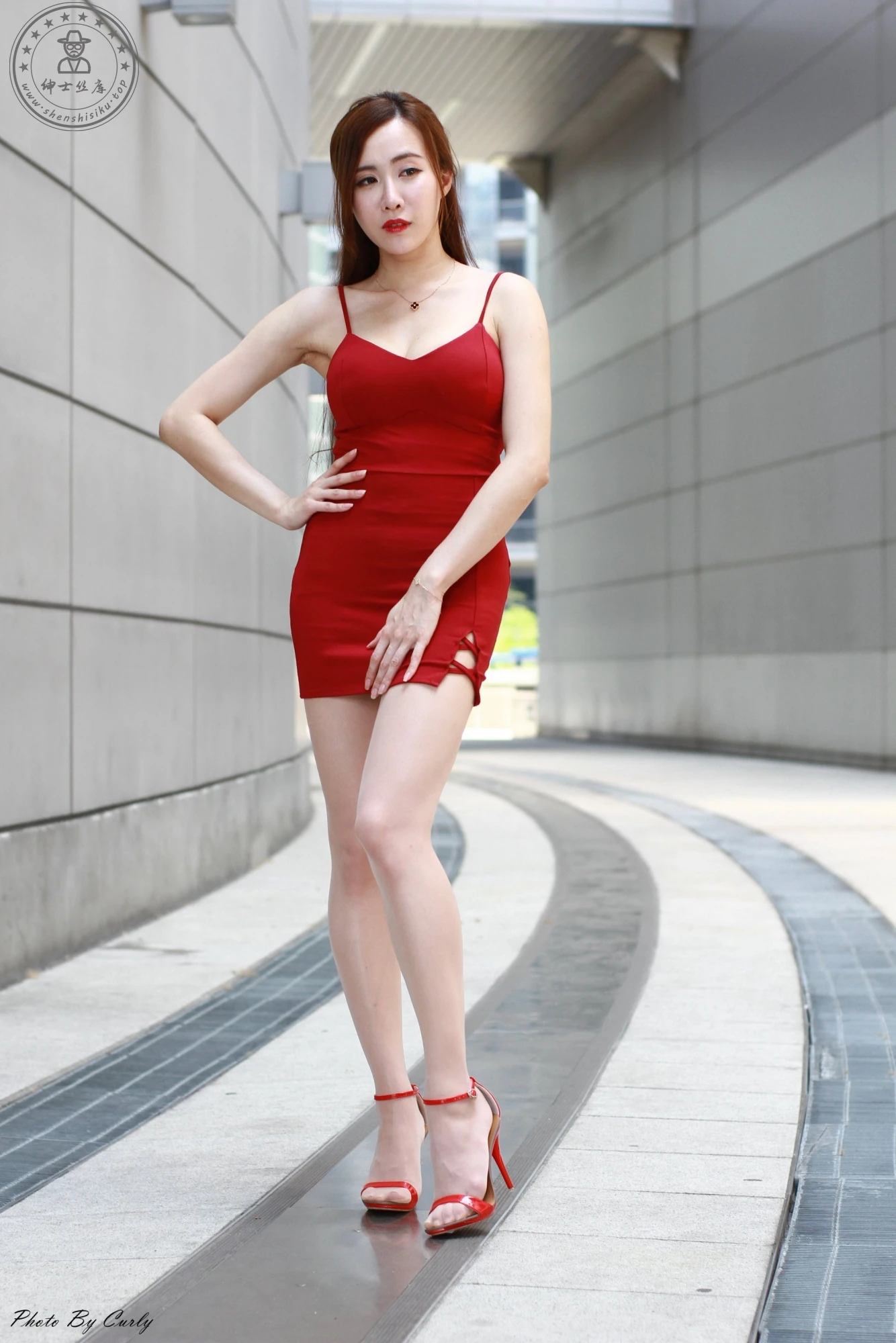 [街拍丝足] 042-台湾腿模Dora 吊带紧身裙 高跟美腿外拍 [137P+161M]