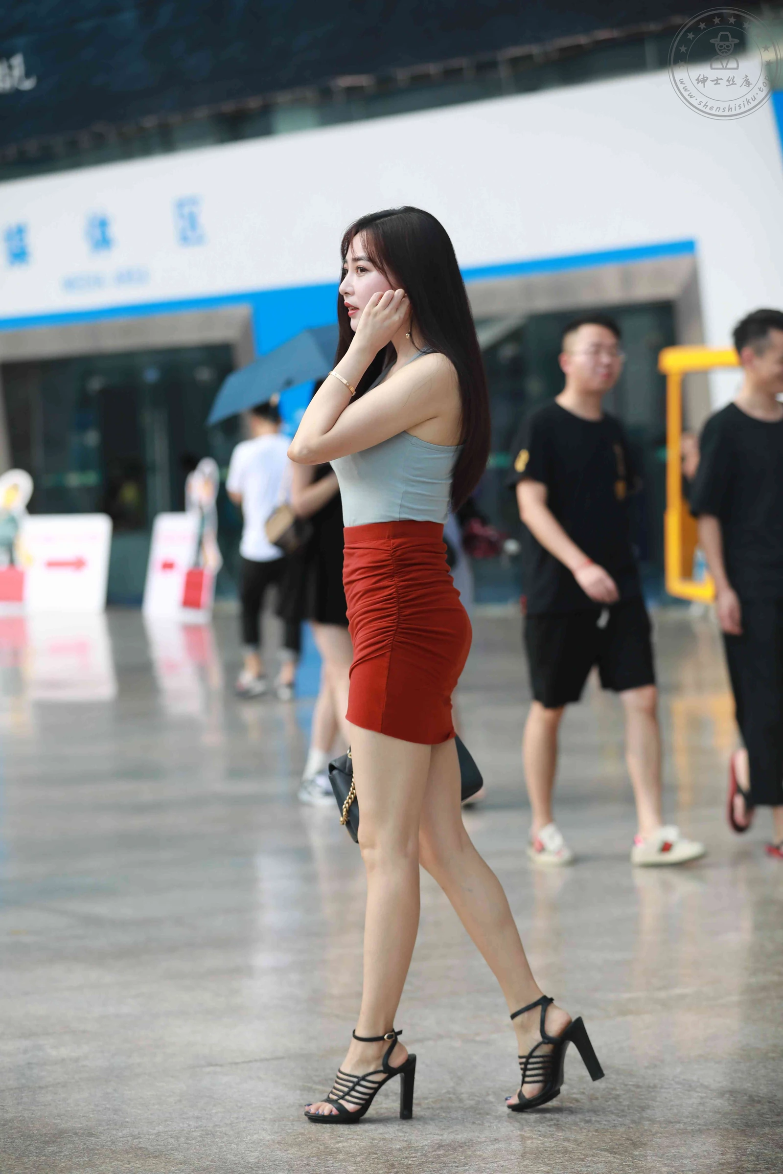 [魔镜街拍] 011 街拍红裙小姐姐 [140P+103M]