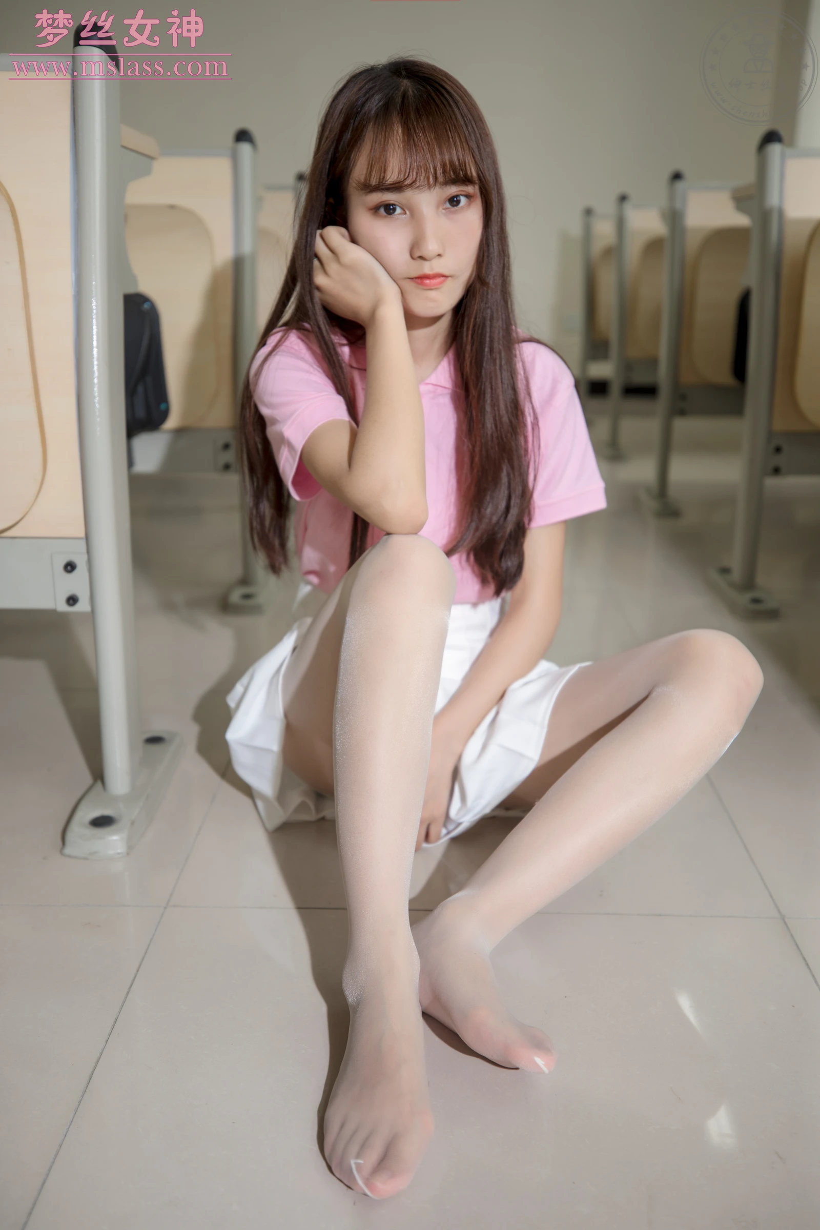 [MSLASS梦丝女神] 2019-05-27 NO.032 小兔 校园黑丝和白丝的可爱 [86+1P／478MB]